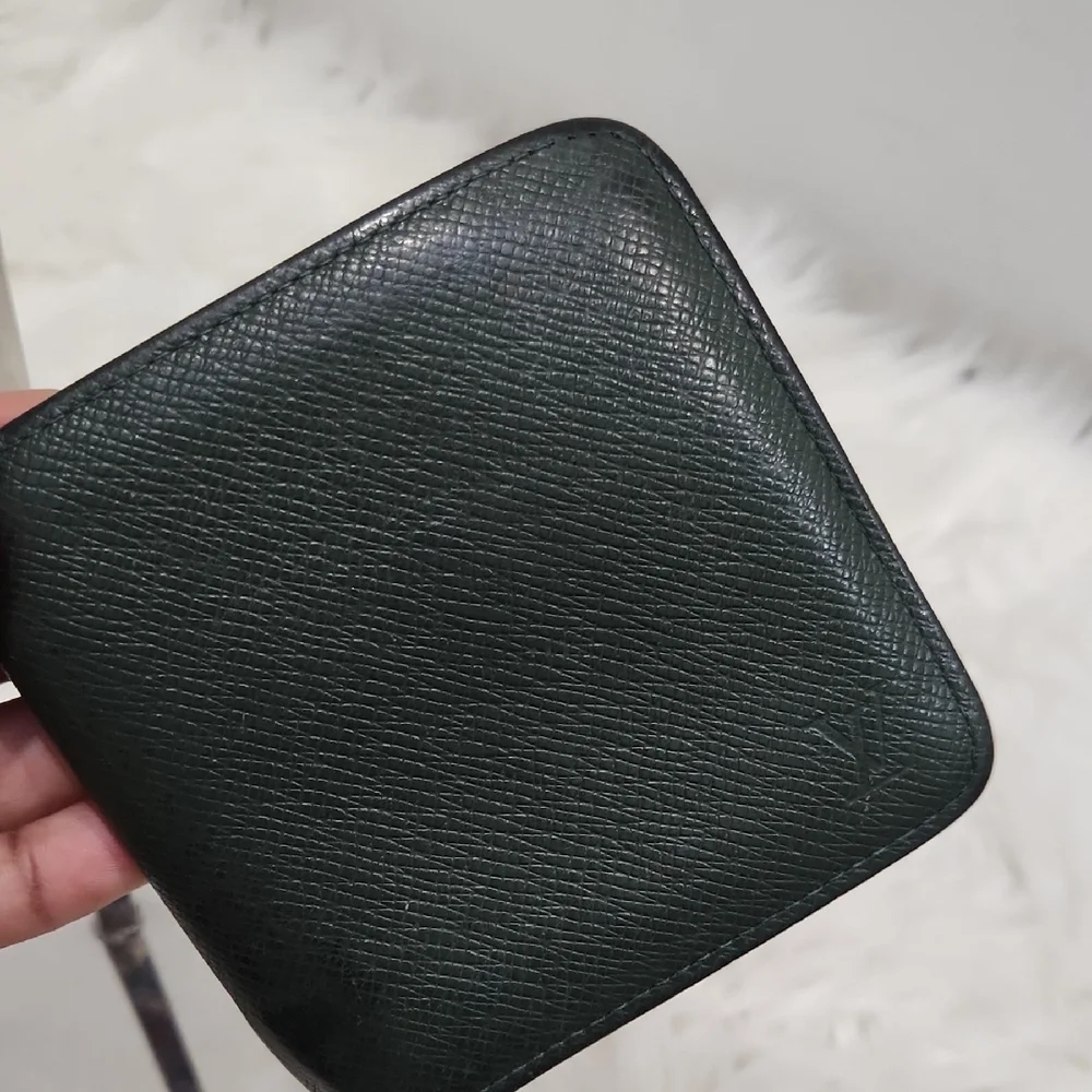 💚▪️Louis Vuitton▪️Men's GreenTaiga Leather Zip Around Wallet